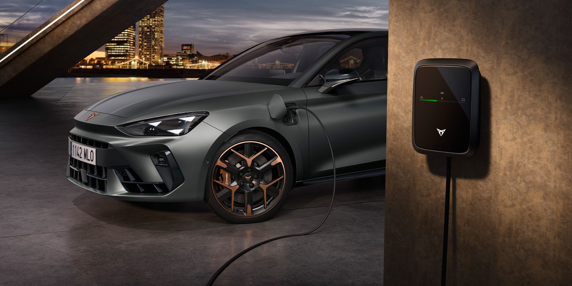 Plano lateral do CUPRA Leon VZ e-HYBRID a carregar em contexto urbano
