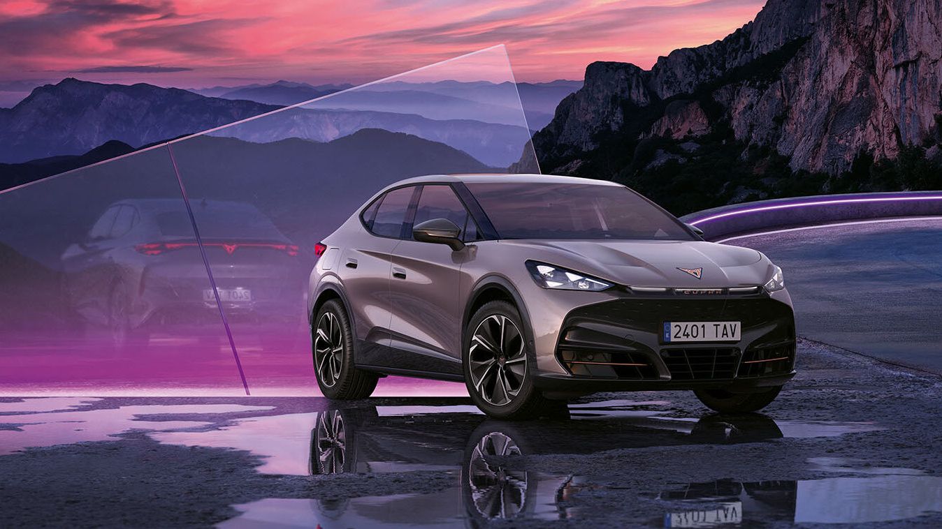 novo cupra tavascan na cor deserto do atacama ao pôr do sol, montanhas e painel de vidro