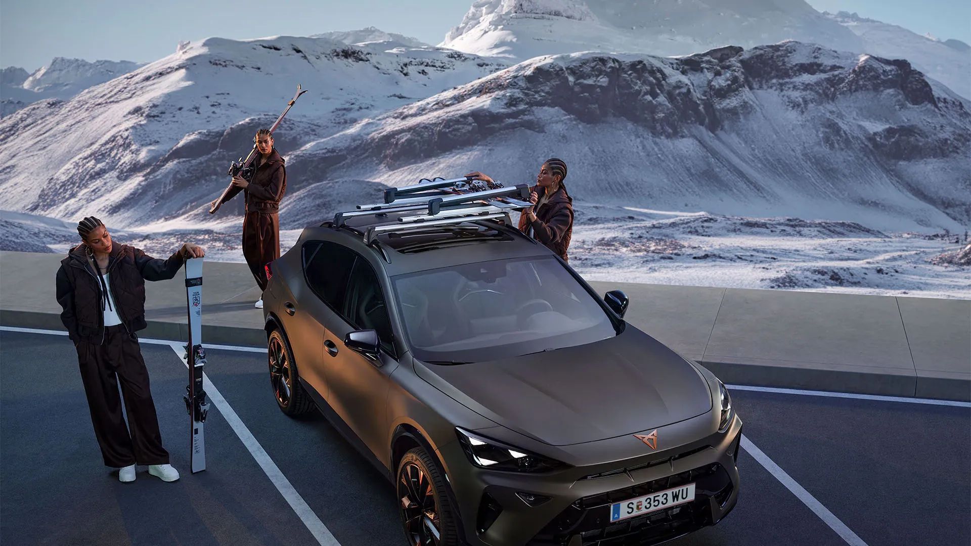 CUPRA Formentor com Ski Rack Xtender, a suportar 5 pares de skis, com pessoas a preparar-se para uma viagem à neve .