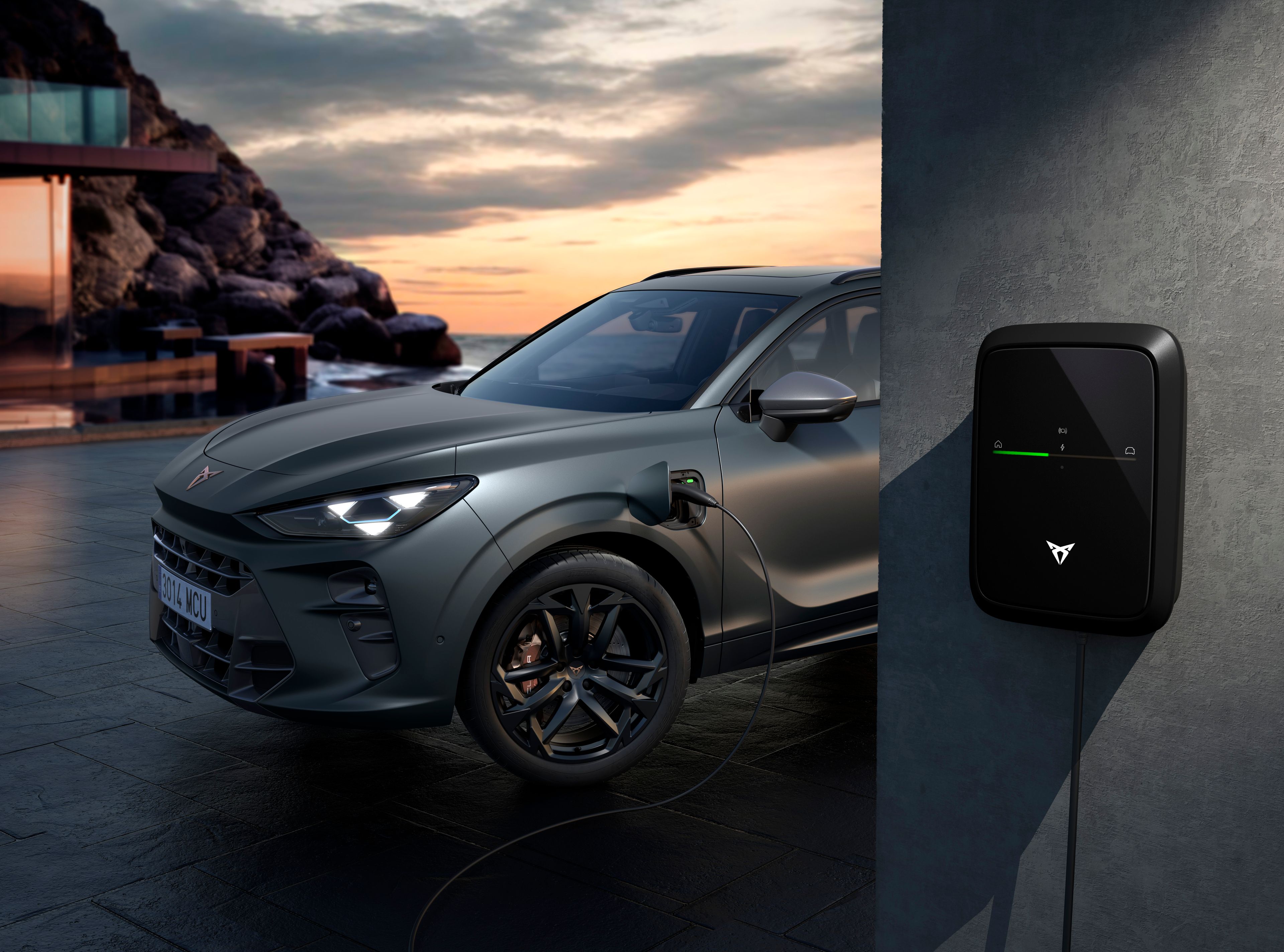 CUPRA Terramar PHEV a carregar junto ao mar 