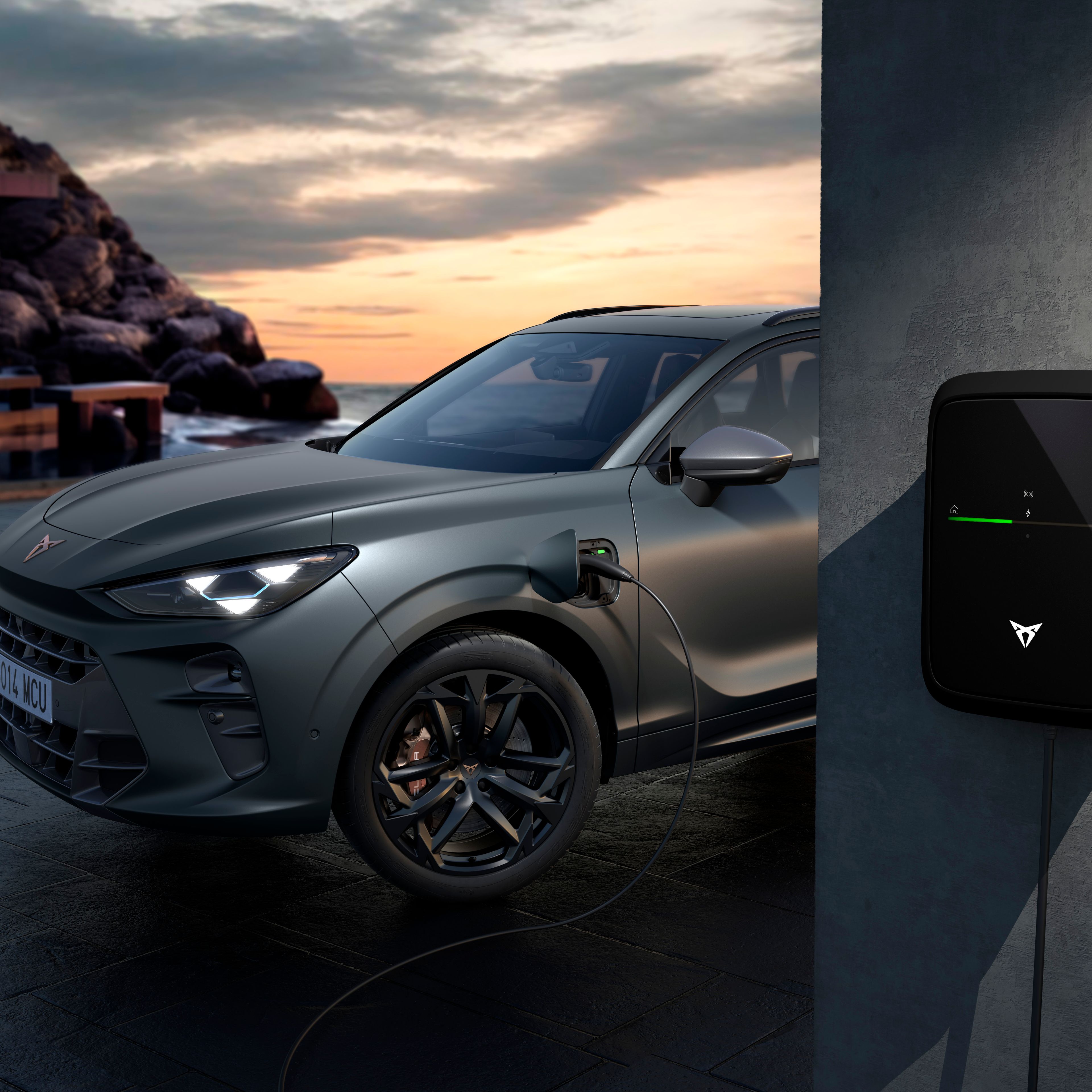 CUPRA Terramar PHEV a carregar junto ao mar 