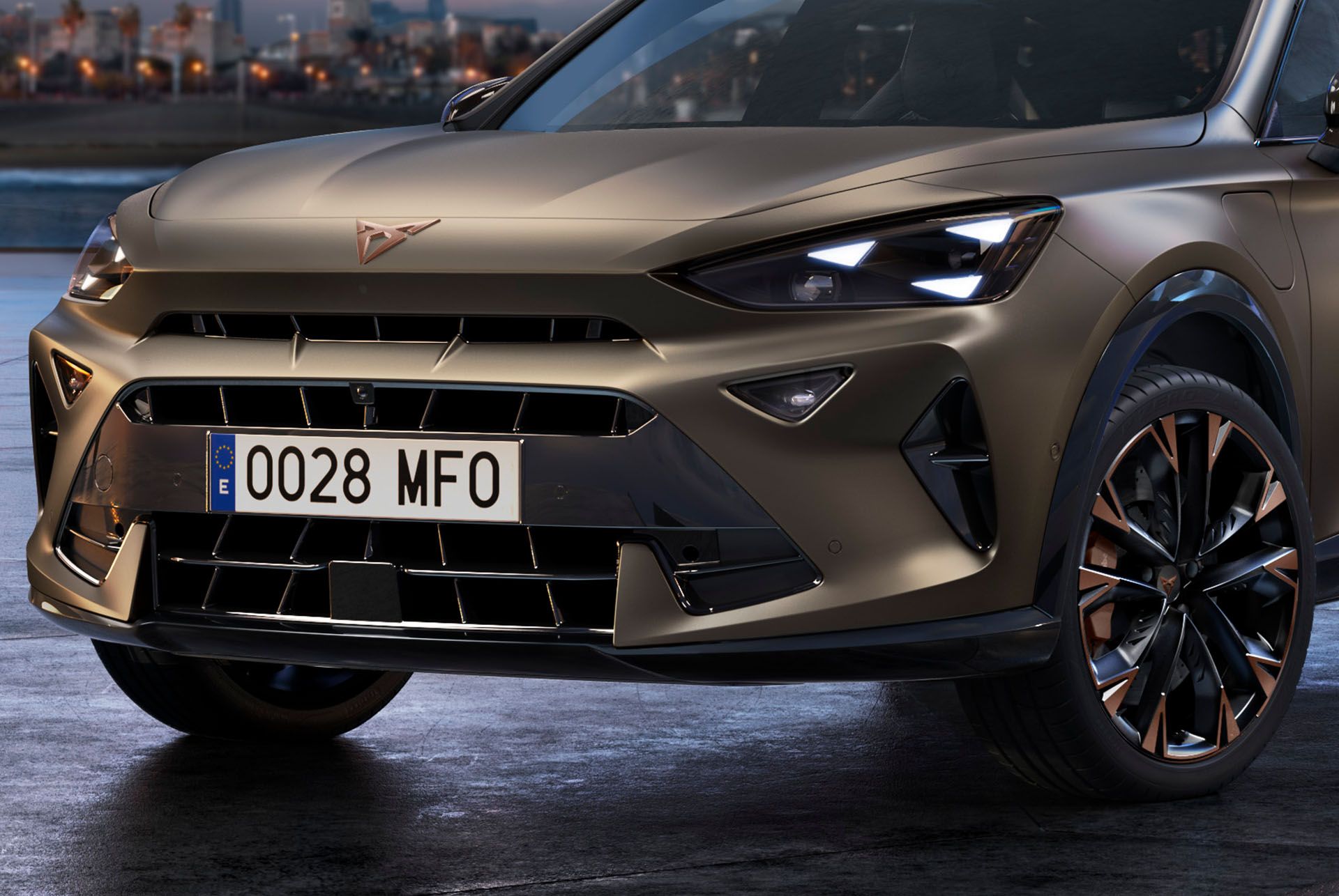 Plano frontal do CUPRA Formentor SUV coupé em century bronze com jantes em cobre, luzes dianteiras triangulares exclusivas e logótipo distintivo CUPRA 