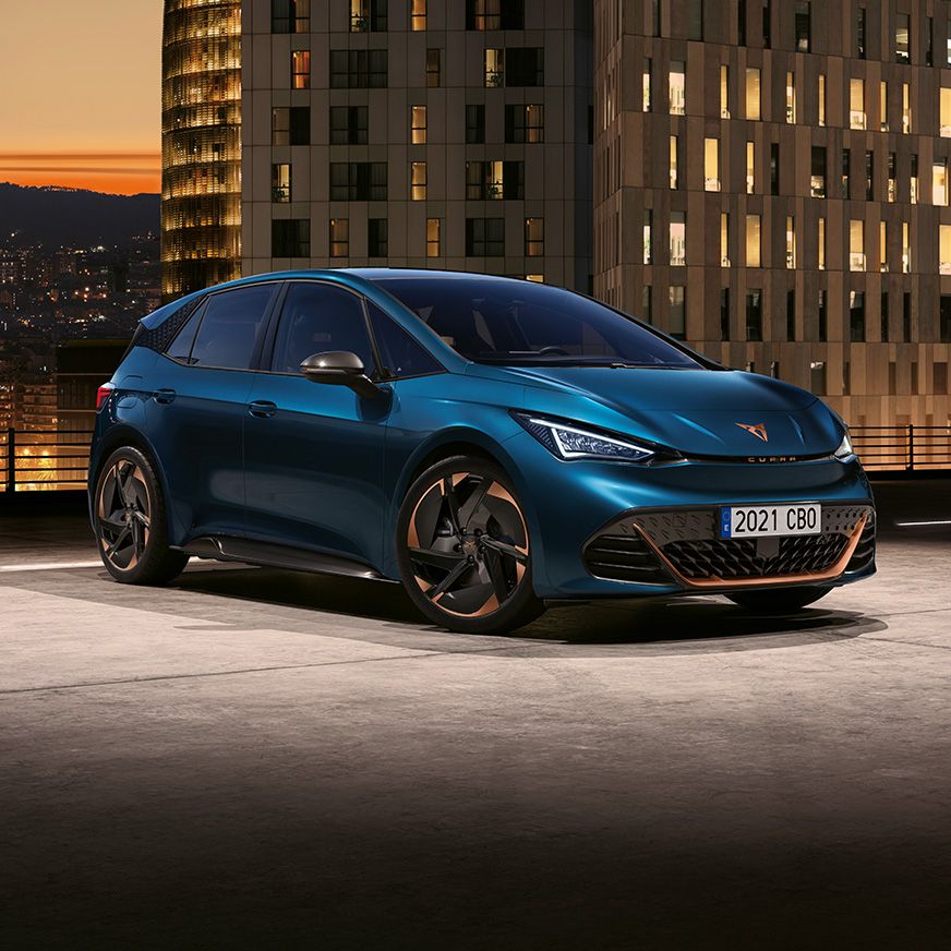 cupra born elétrico em azul aurora durante a noite em barcelona