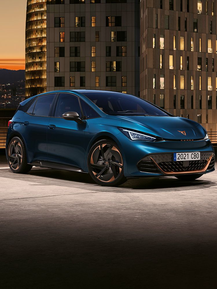 cupra born elétrico em azul aurora durante a noite em barcelona