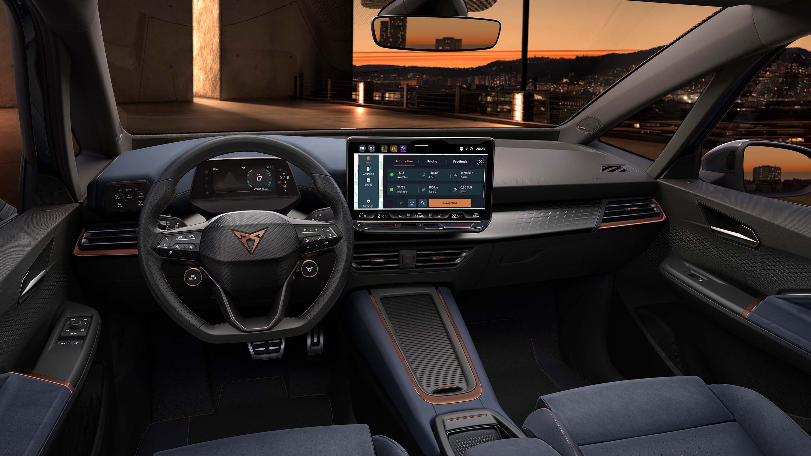Interior do CUPRA Born, bancos dianteiros em Dinamica Aurora Blue para frotas, sistema de infotainment com pontos de carregamento disponíveis, ao entardecer.
