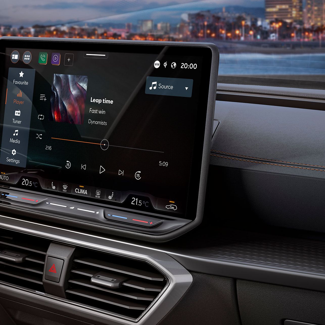 Interior do novo CUPRA Formentor com volante em pele e sistema de infotenimento com definições de multimédia e climatização