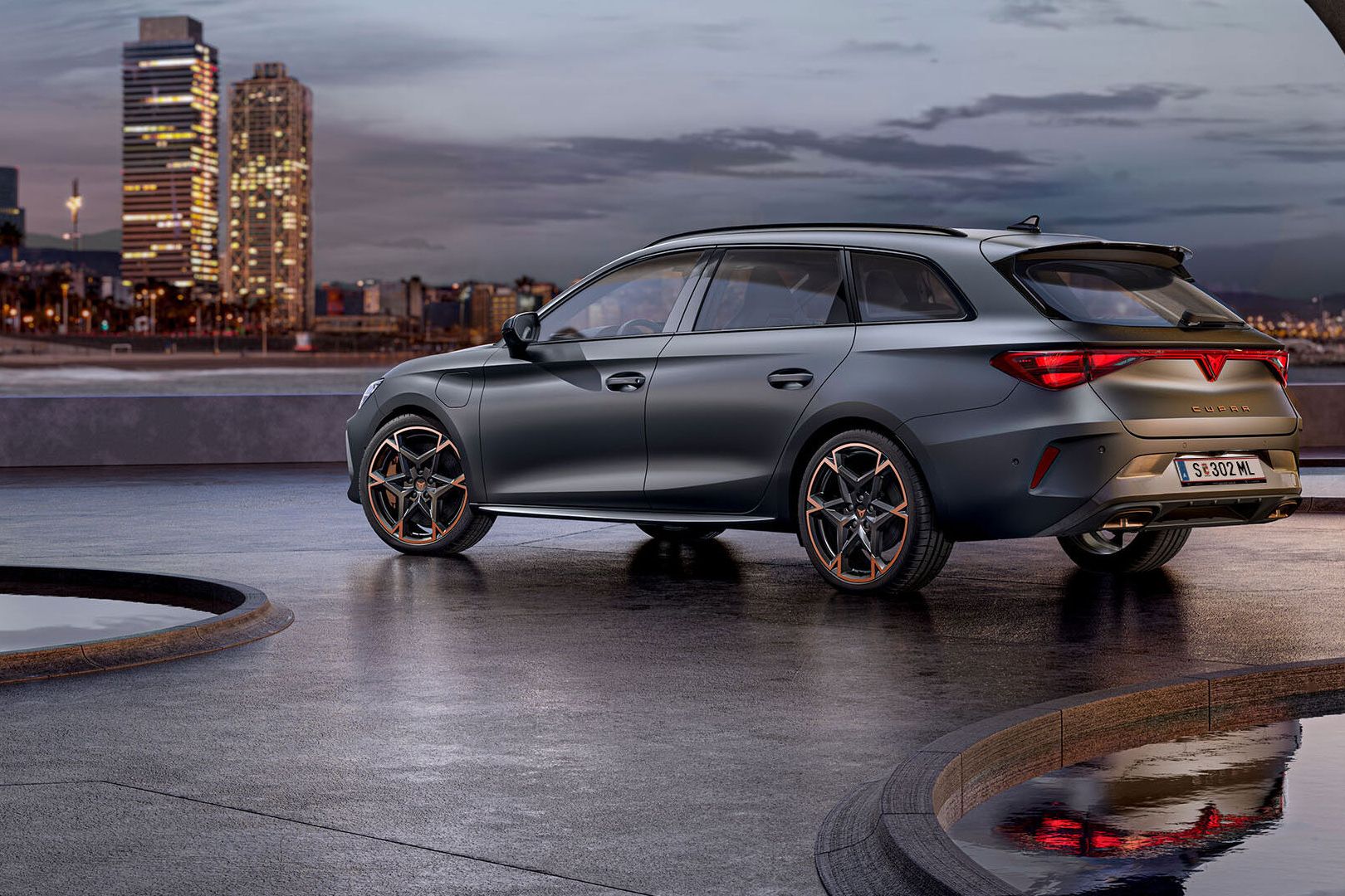 Novo cupra leon sportstourer em cinzento mate com jantes de liga leve em cobre e preto estacionado