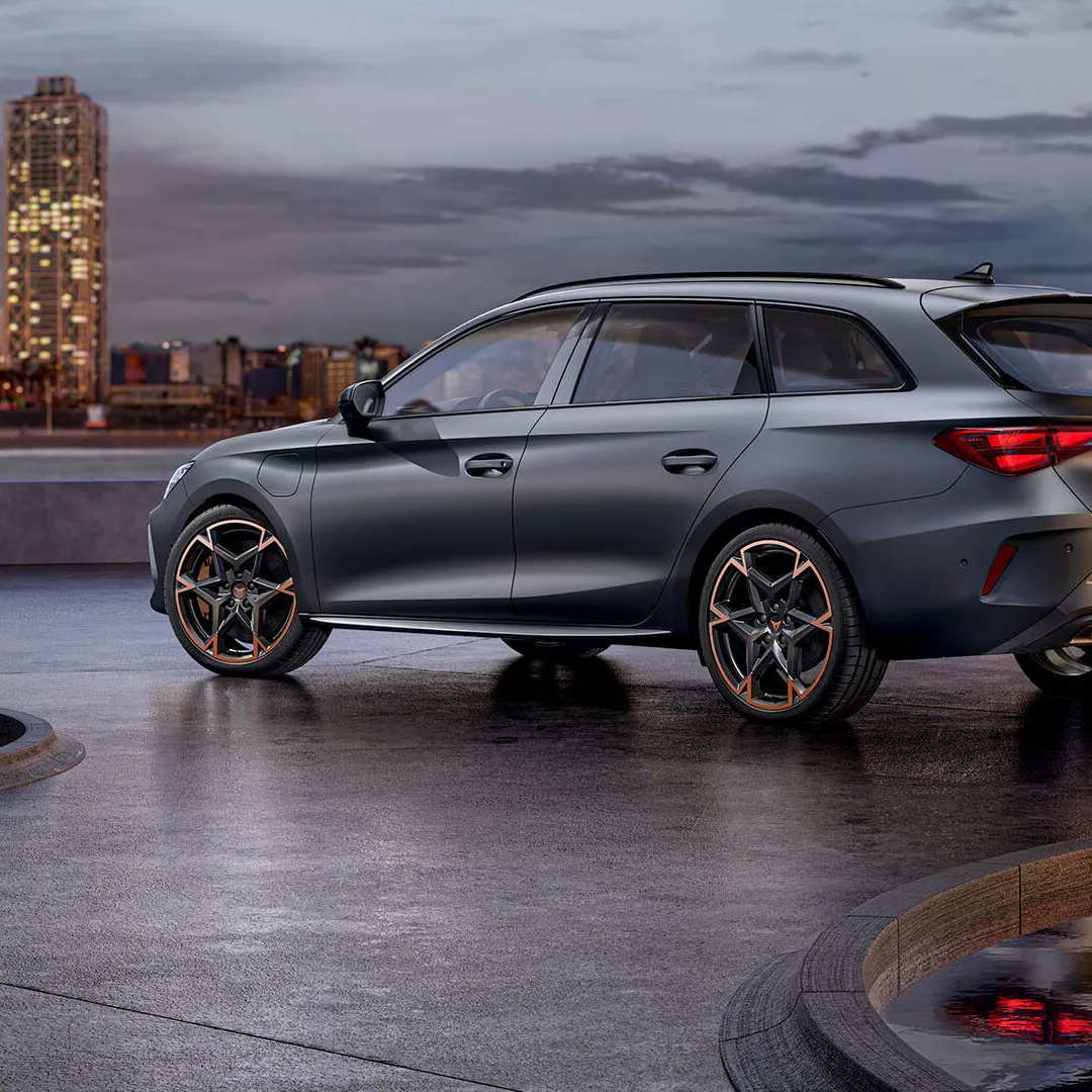 Novo CUPRA Leon Sportstourer em cinzento, com jantes em preto e cobre, tecnologia Matrix LED e conectividade avançada.