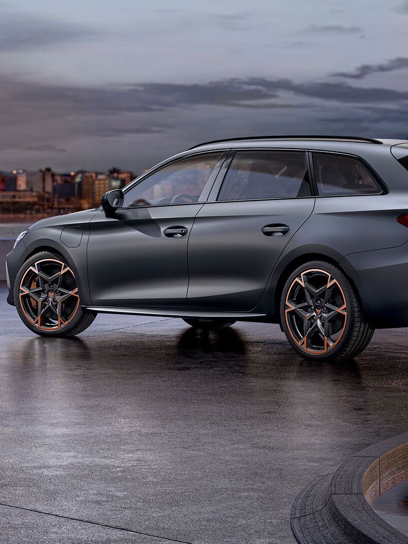 Novo cupra leon sportstourer em cinzento mate com jantes de liga leve em cobre e preto estacionado