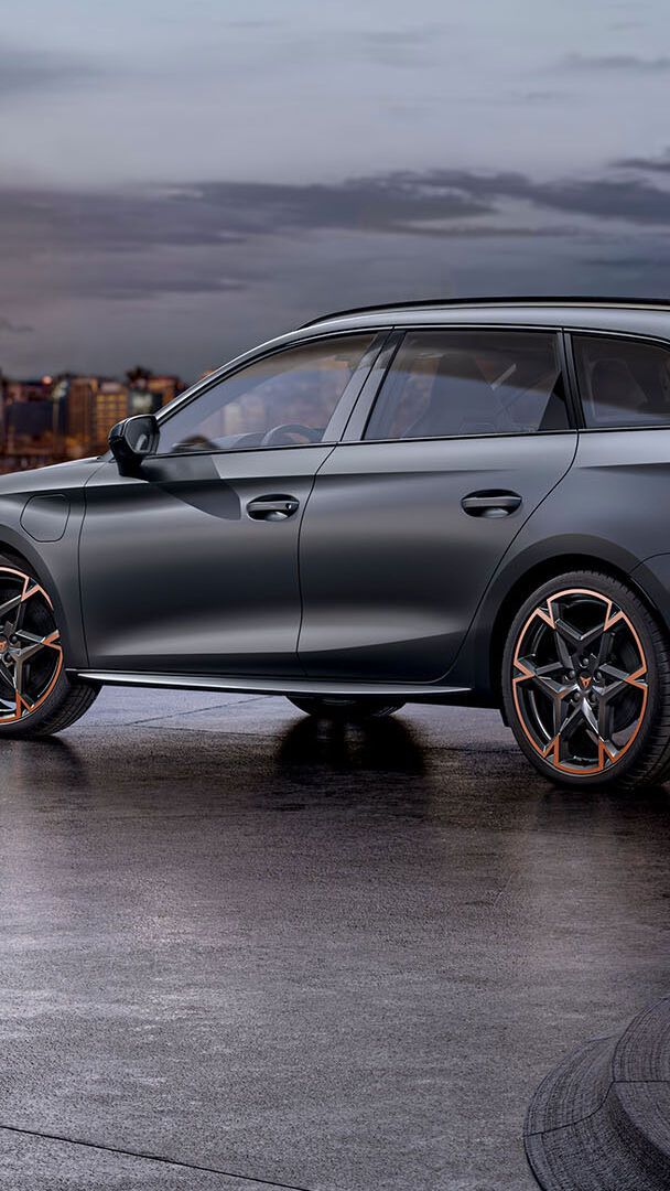 Novo cupra leon sportstourer em cinzento mate com jantes de liga leve em cobre e preto estacionado