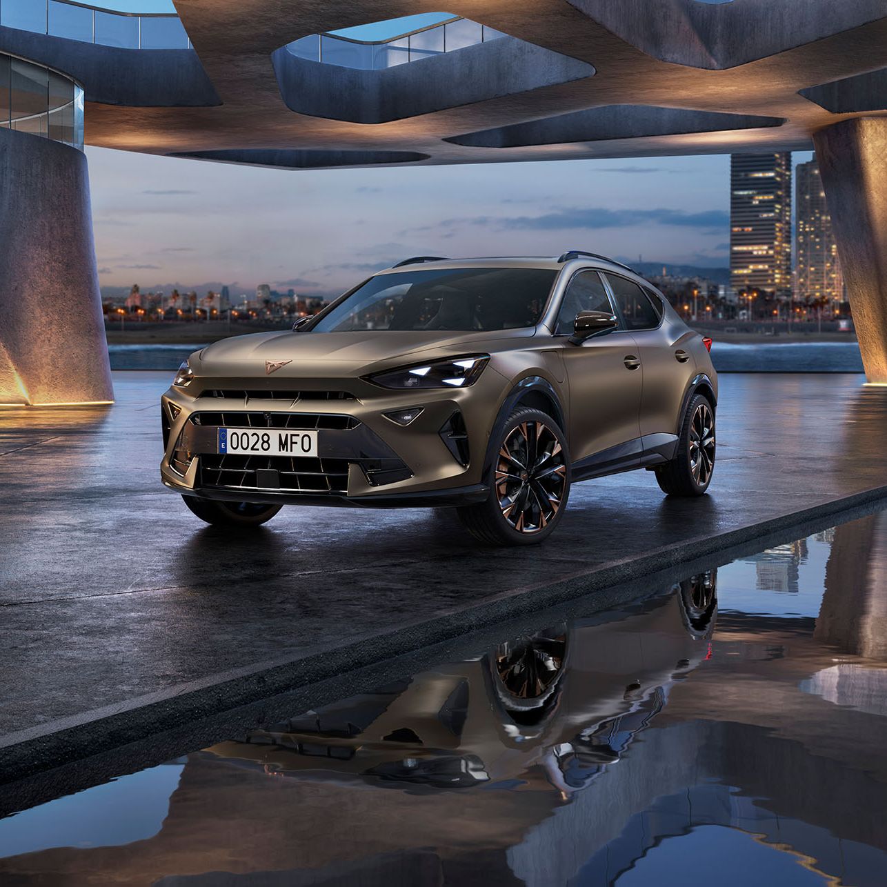 CUPRA Formentor 2025 SUV coupé junto a água refletora, sob construção de betão, com cidade crepuscular e arranha-céus iluminados.