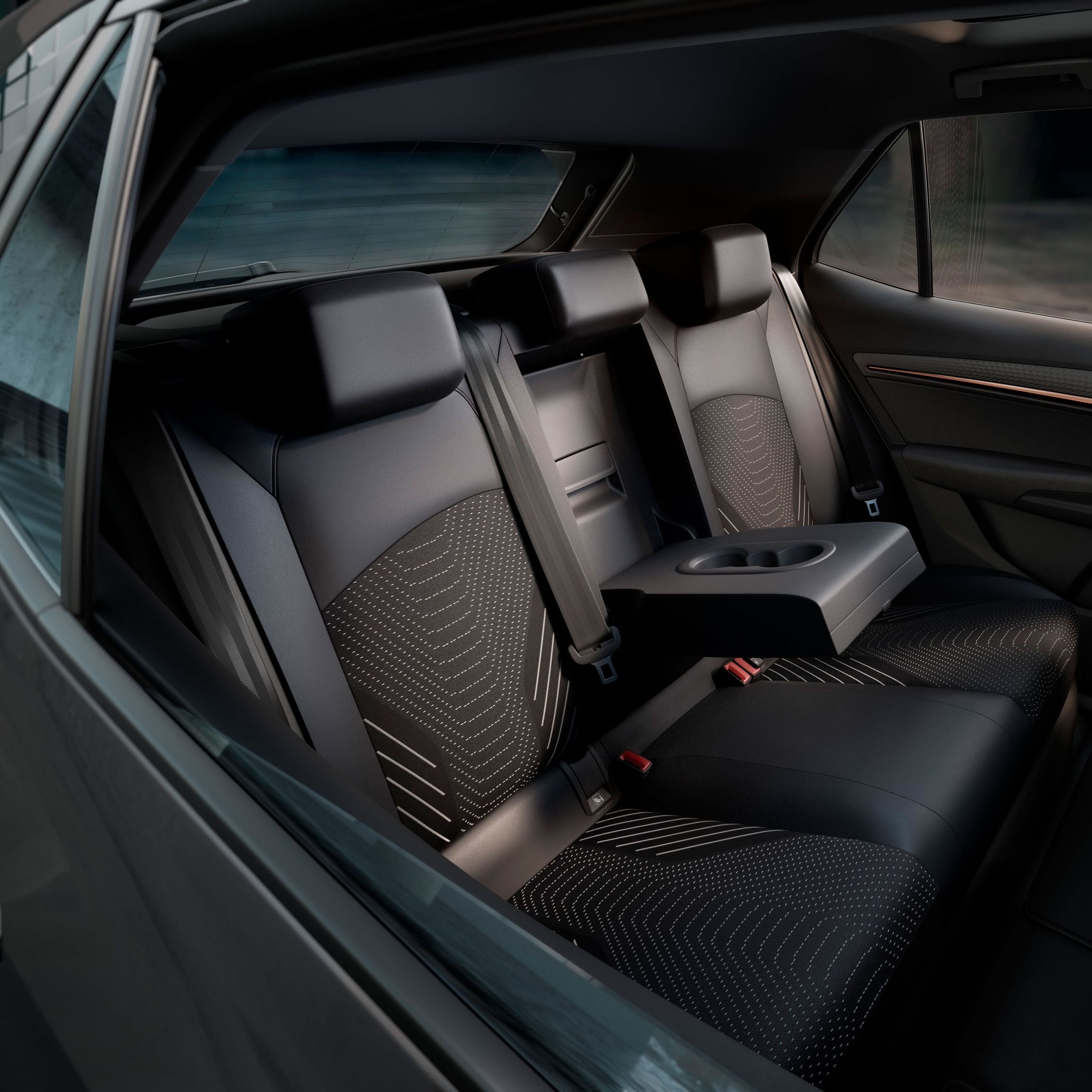 Auf dem Bild ist die Rücksitzbank des CUPRA Born zu sehen. In der Mitte befindet sich eine ausgeklappte Armlehne mit zwei Getränkehaltern.