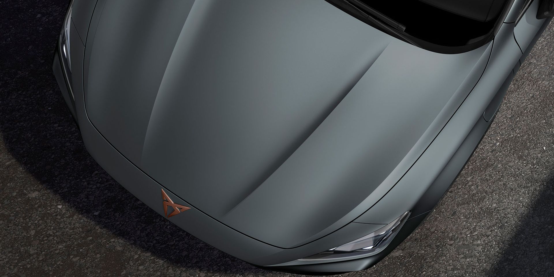 Vista panorâmica do novo CUPRA Formentor SUV coupé 2025 em cinzento enceladus mate.
