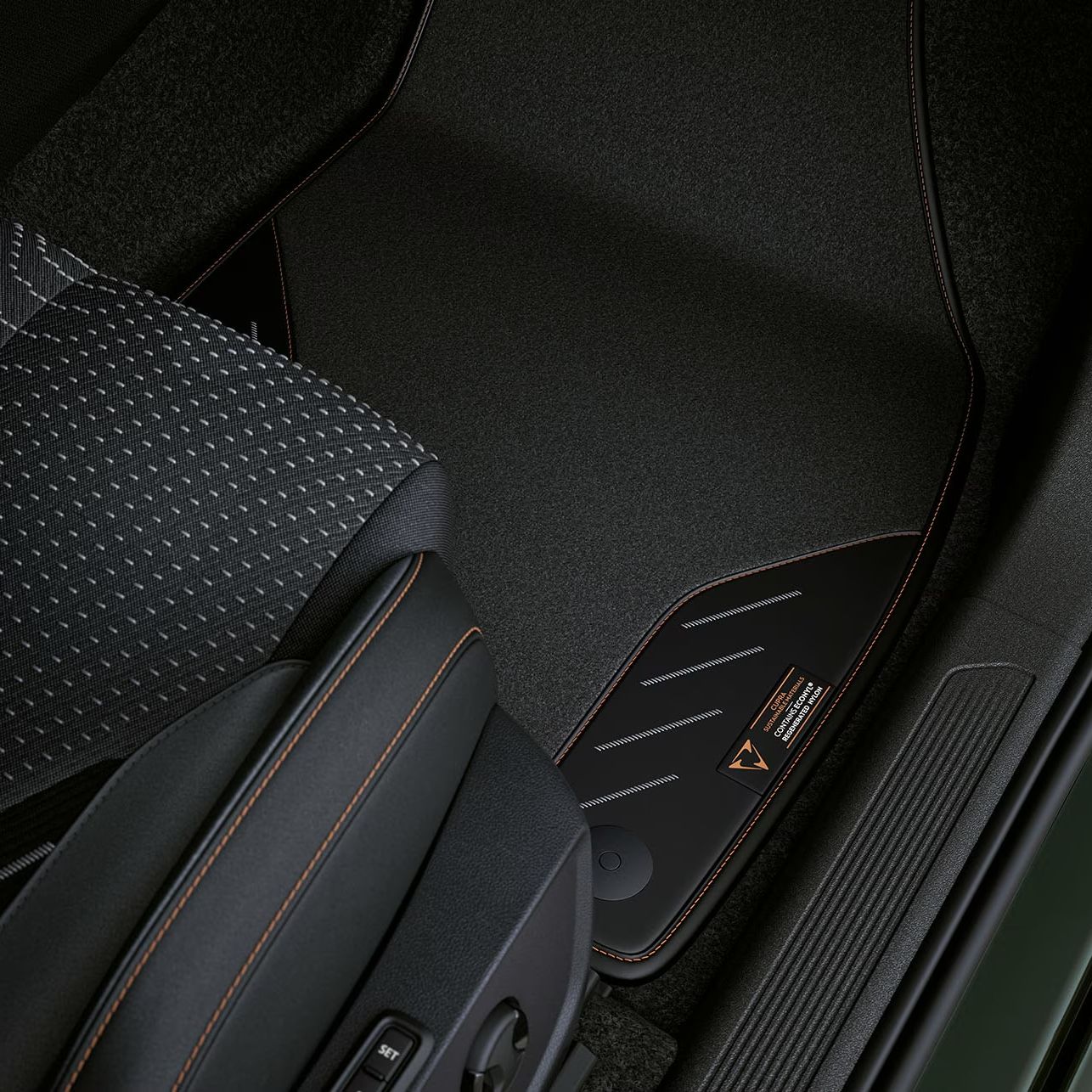 CUPRA Born vista interior dos tapetes adrenaline
