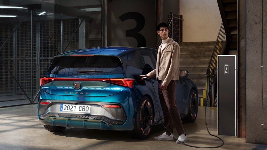 CUPRA Formentor 2020 em cinzento com jantes de liga leve.