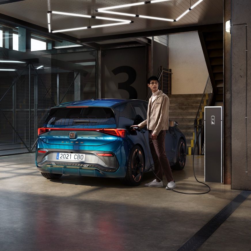 CUPRA Formentor 2020 em cinzento com jantes de liga leve.