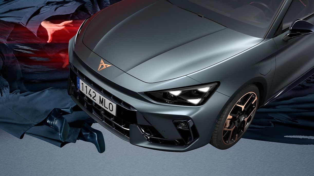 Vista frontal do novo CUPRA Leon híbrido 2025 em ambiente urbano, com tecnologia de direção avançada e controlo dinâmico do chassis 