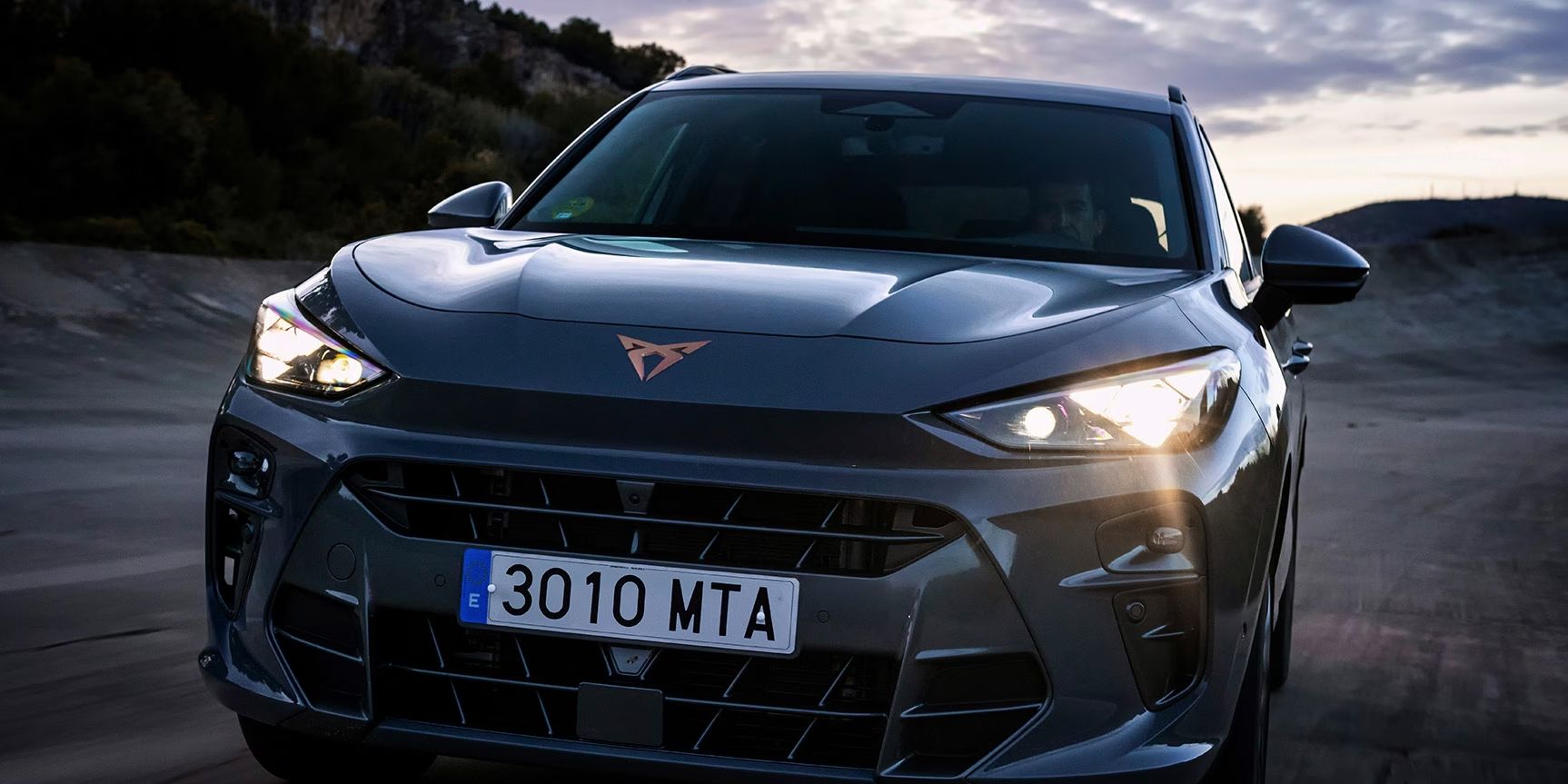 Vista frontal do CUPRA Terramar VZ em cor dark void, com faróis led matrix ultra e sistema HD
