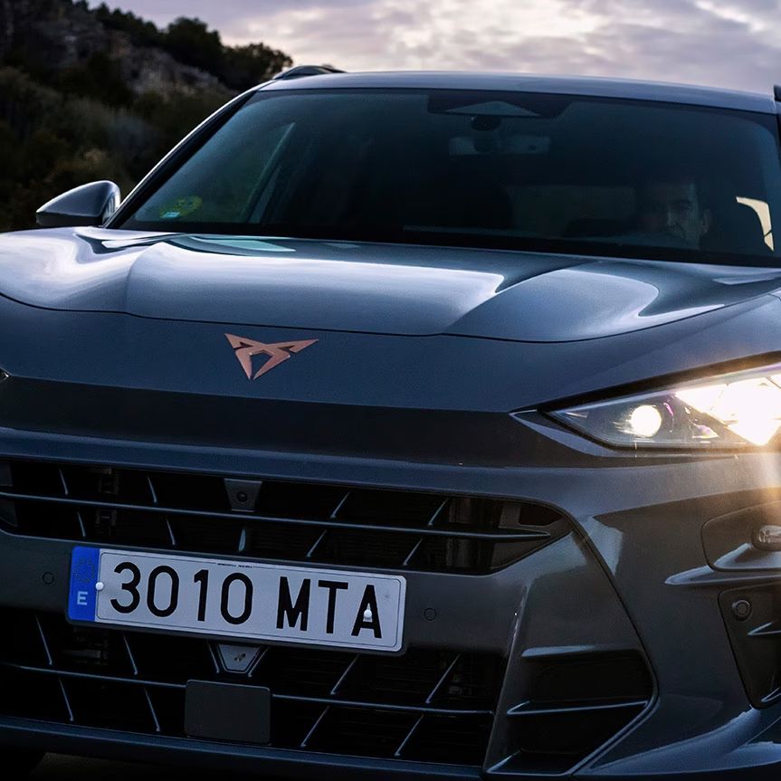Vista frontal do CUPRA Terramar VZ em cor dark void, com faróis led matrix ultra e sistema HD