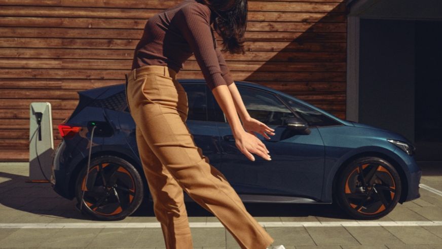 CUPRA Formentor 2020 em cinzento a carregar.