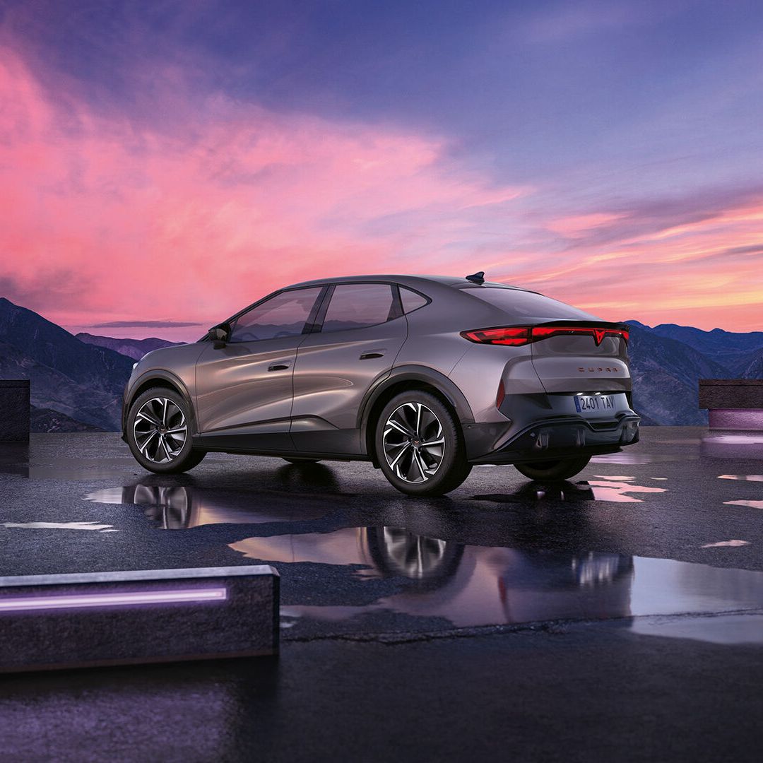 SUV cupra tavascan com o pôr do sol ao fundo