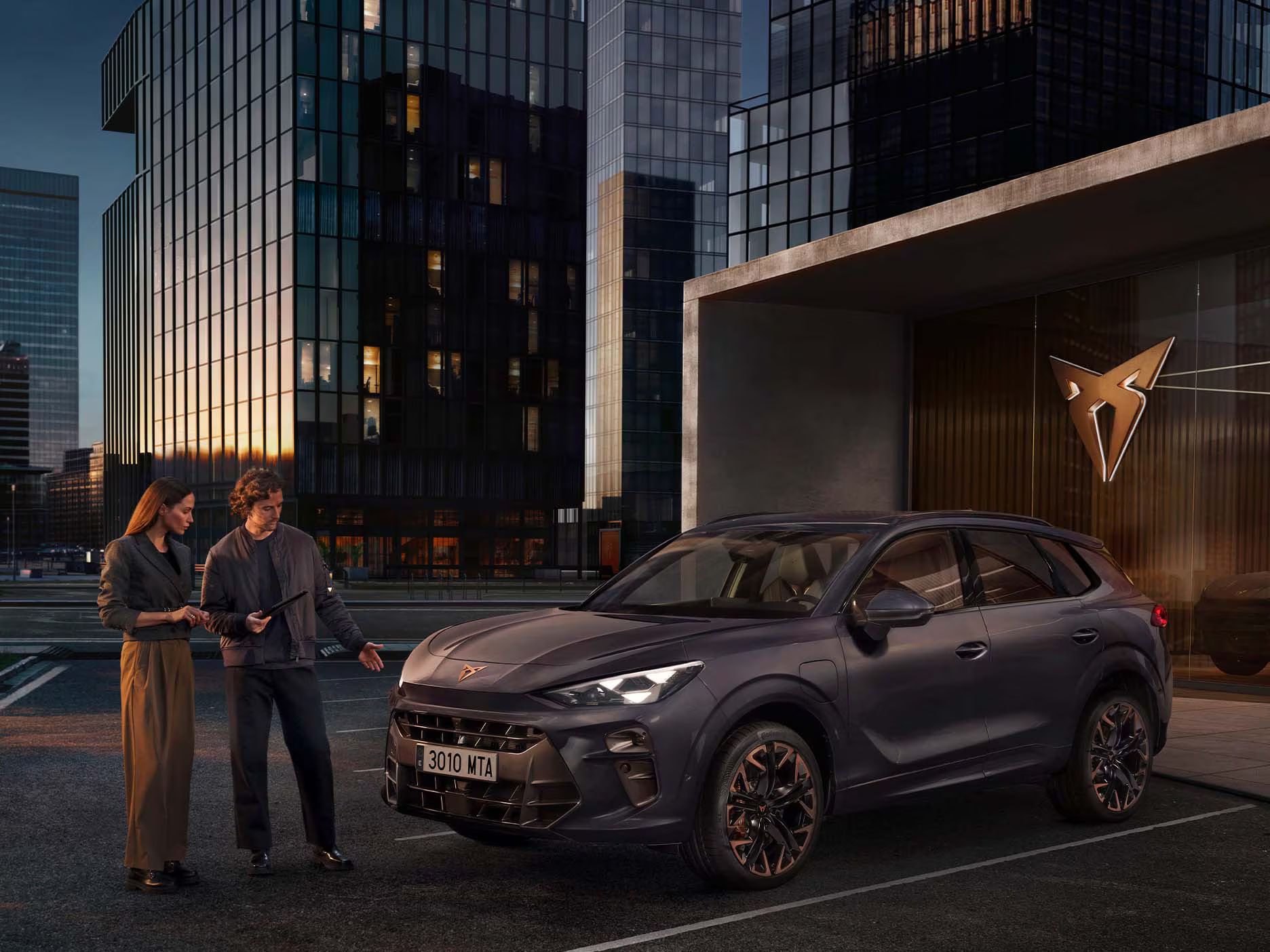 Gestor de frota a consultar o telemóvel com aplicação de gestão e insights da frota.