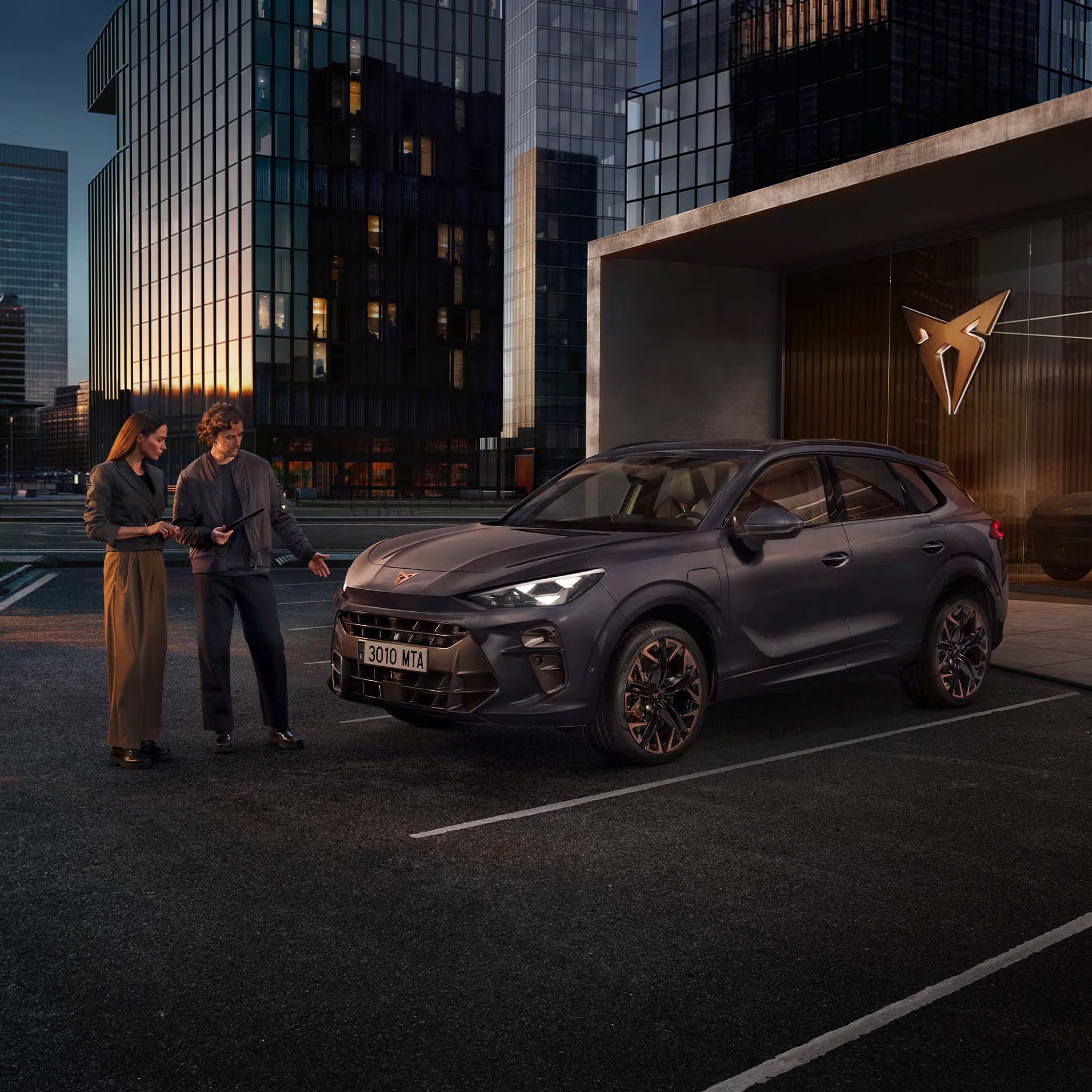 Gestor de frota a consultar o telemóvel com aplicação de gestão e insights da frota.