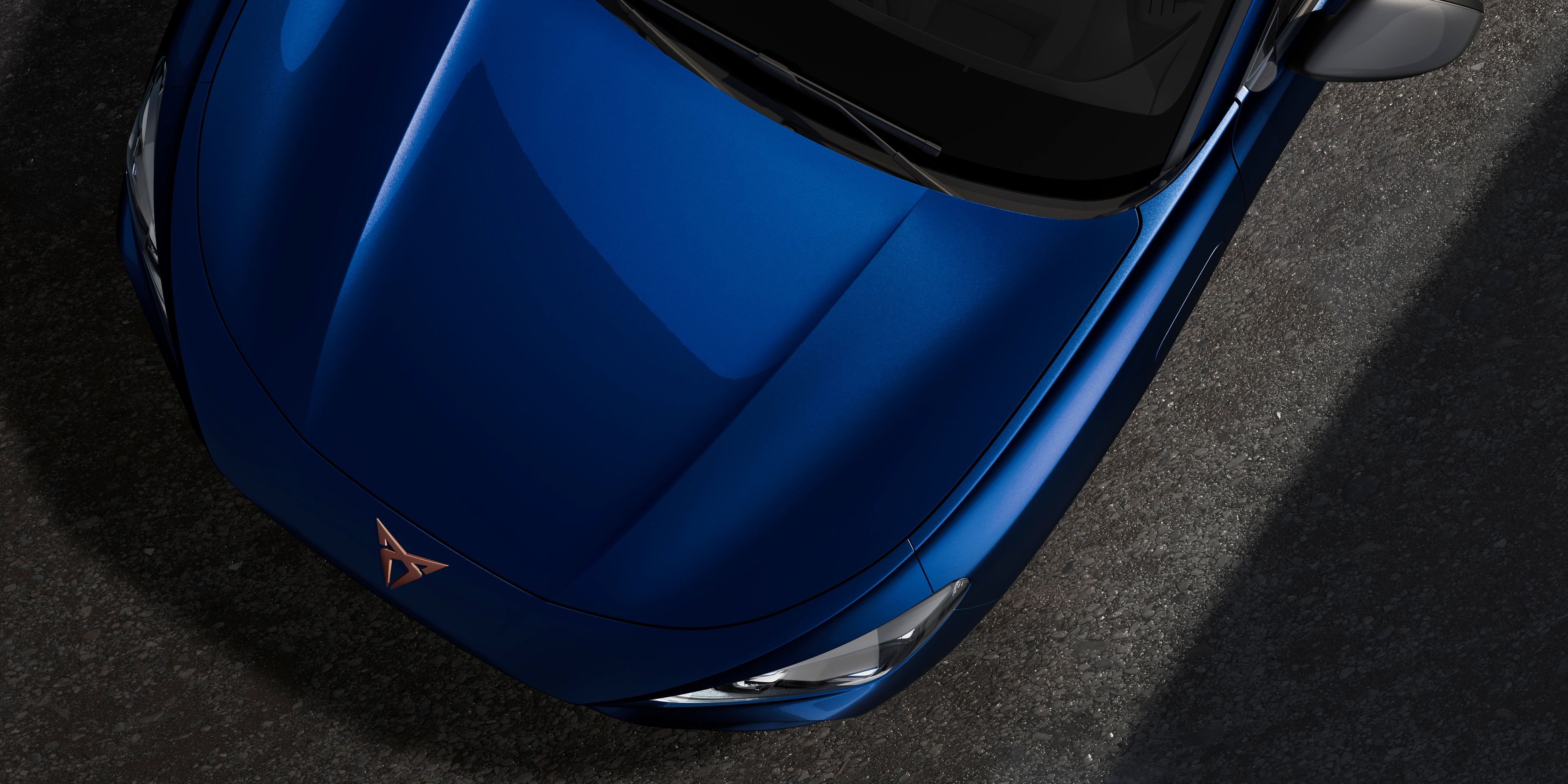 Vista frontal do CUPRA Terramar em Azul Cosmos 