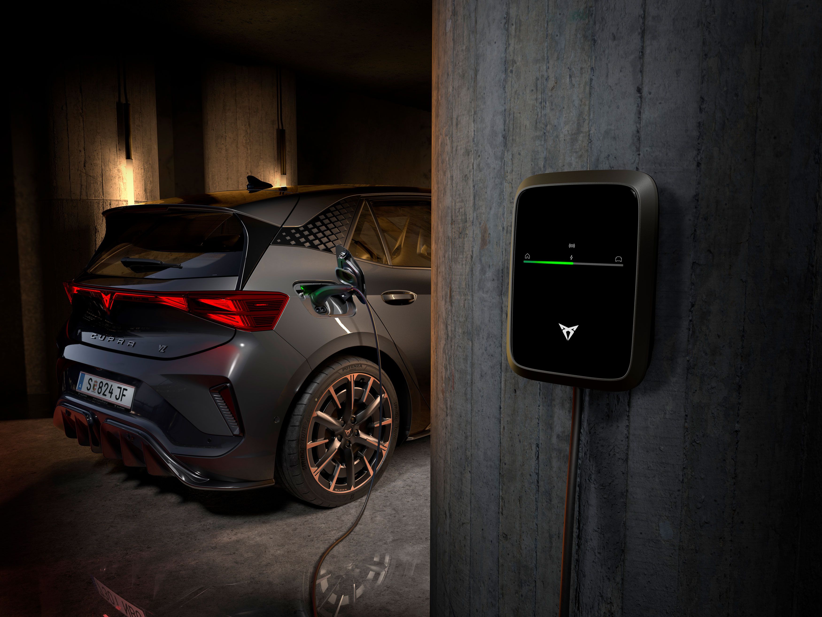 Ladesystem des CUPRA Born VZ. Das Auto wird bequem zu Hause aufgeladen.
