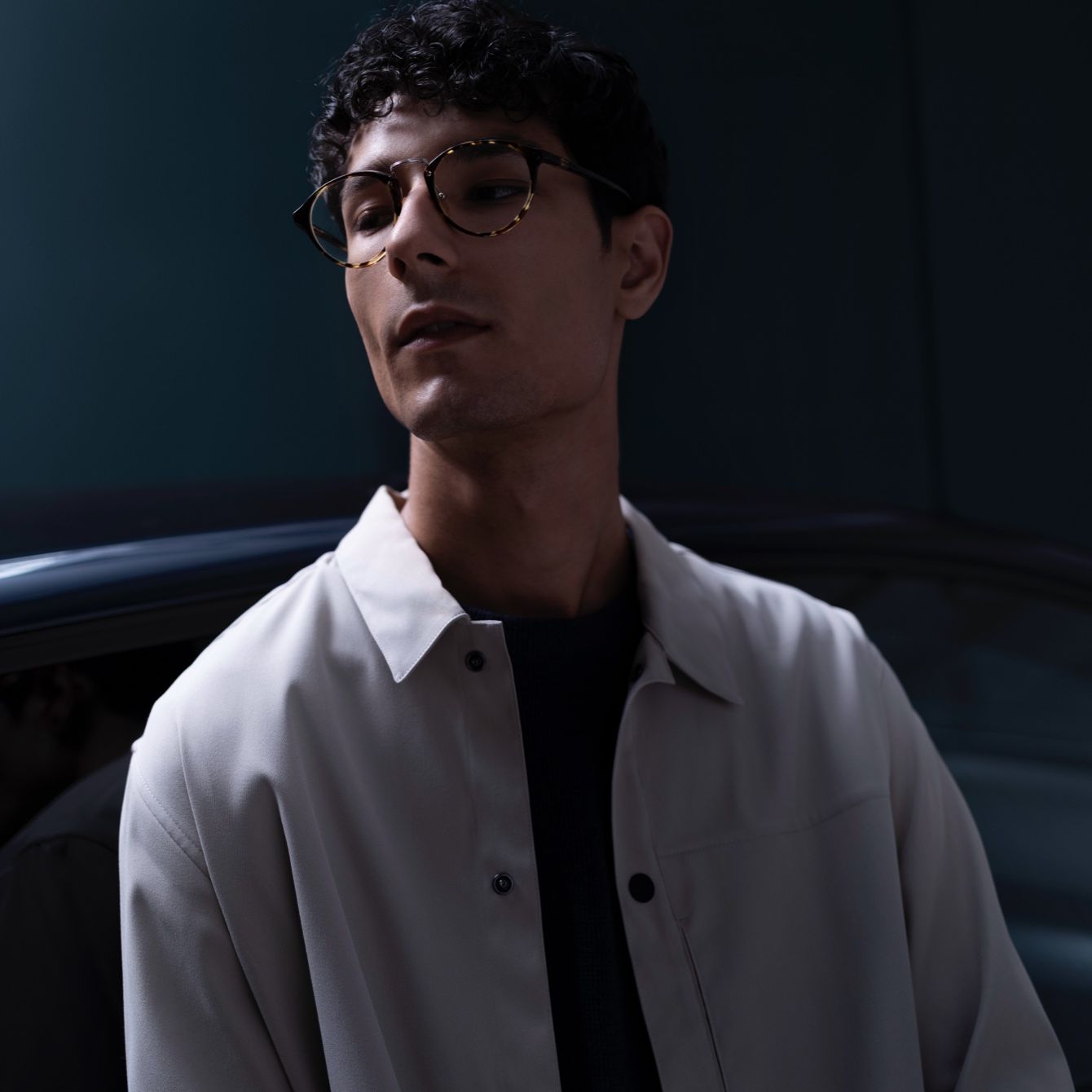 CUPRA Ateca com mulher ao lado