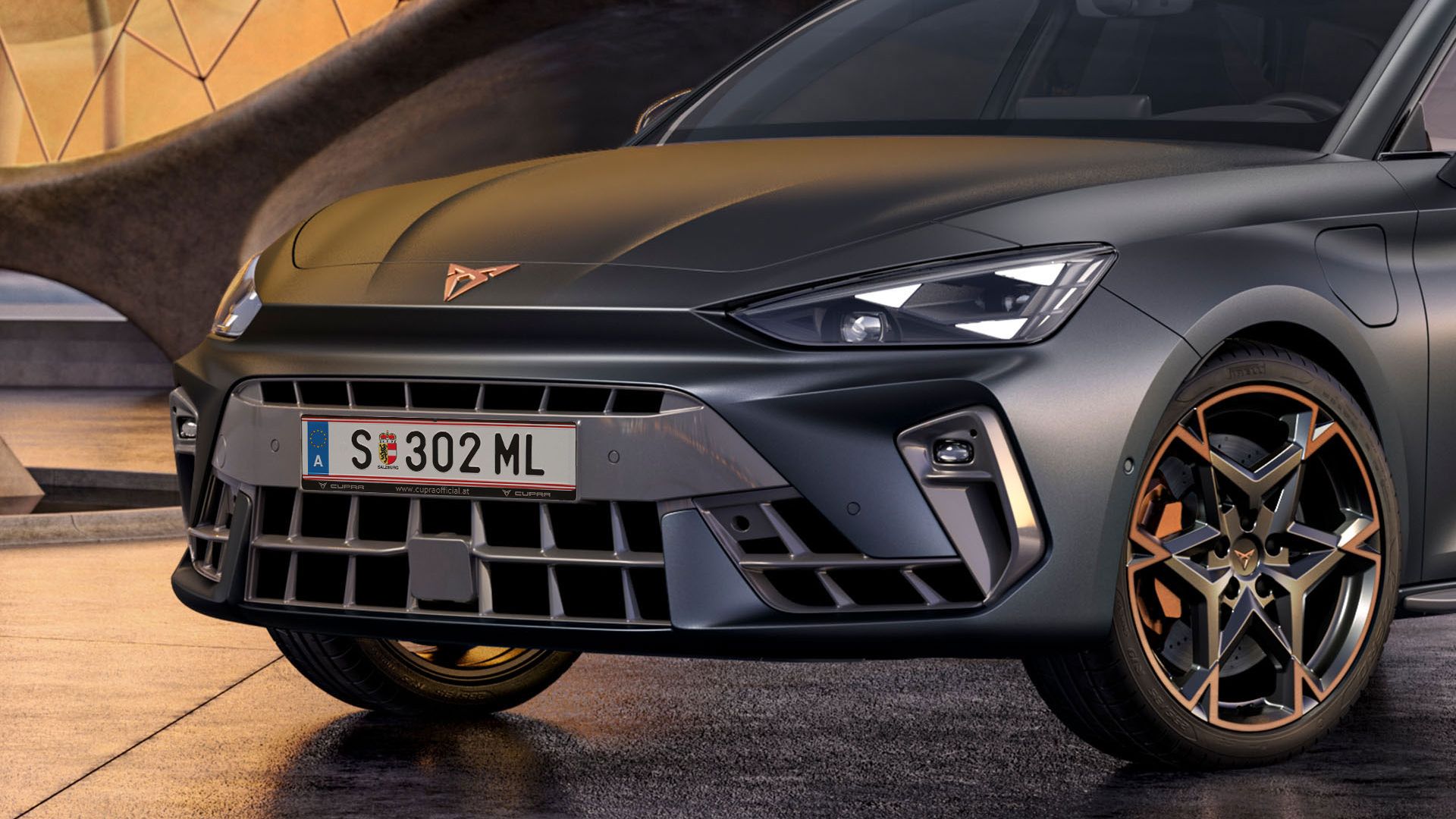 novo CUPRA Leon Sportstourer tecnologia de automóvel híbrido, estacionado, paisagem urbana e estrutura arquitetónica de betão com faróis de led matrix CUPRA 