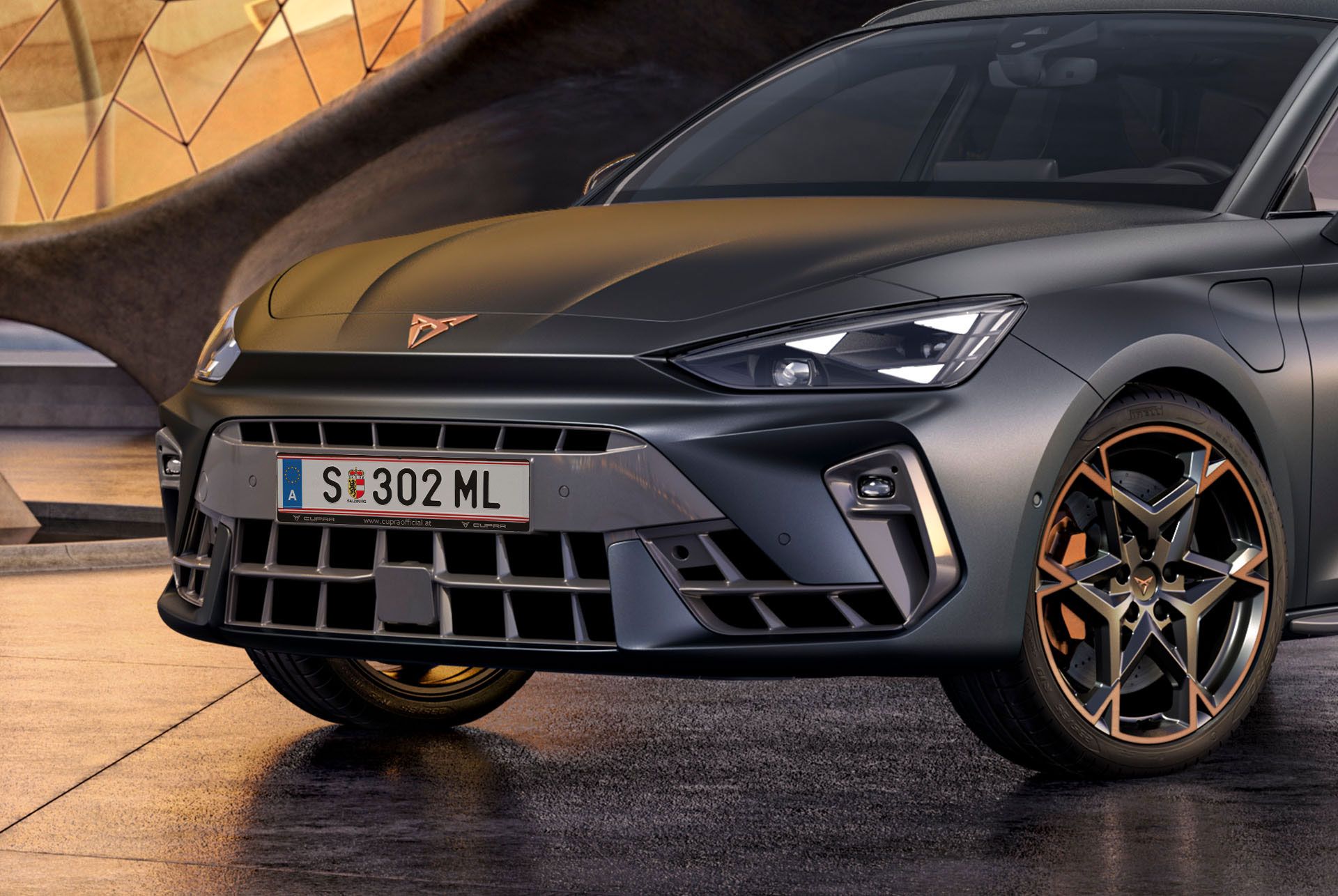 novo cupra leon sportstourer tecnologia de automóvel híbrido, estacionado em betão, paisagem urbana e estrutura arquitetónica de betão com faróis de led matrix cupra 