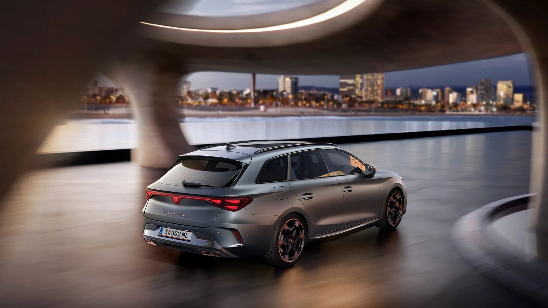 novo cupra leon sportstourer phev em movimento