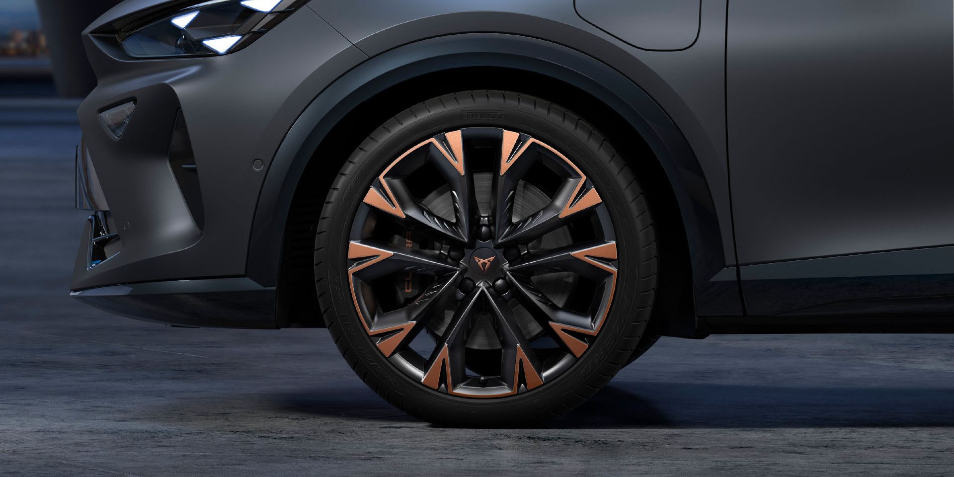 Novas jantes artic em cobre e preto do CUPRA Formentor com logótipo no centro e faróis LED