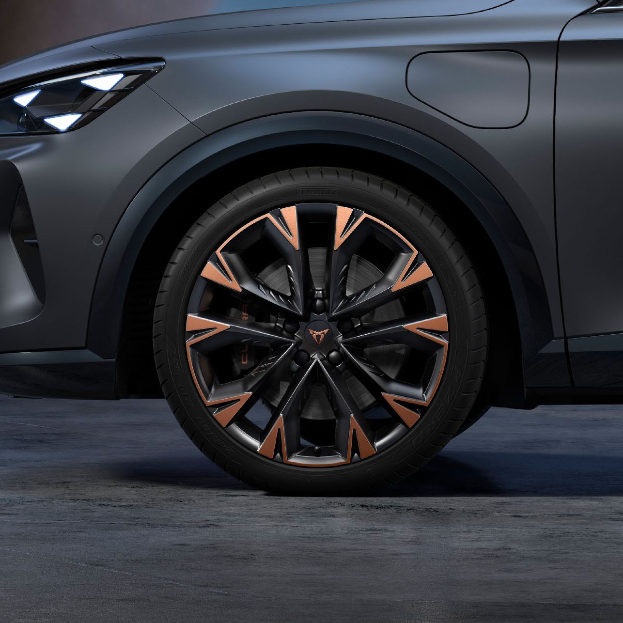Novas jantes artic em cobre e preto do CUPRA Formentor com logótipo no centro e faróis LED