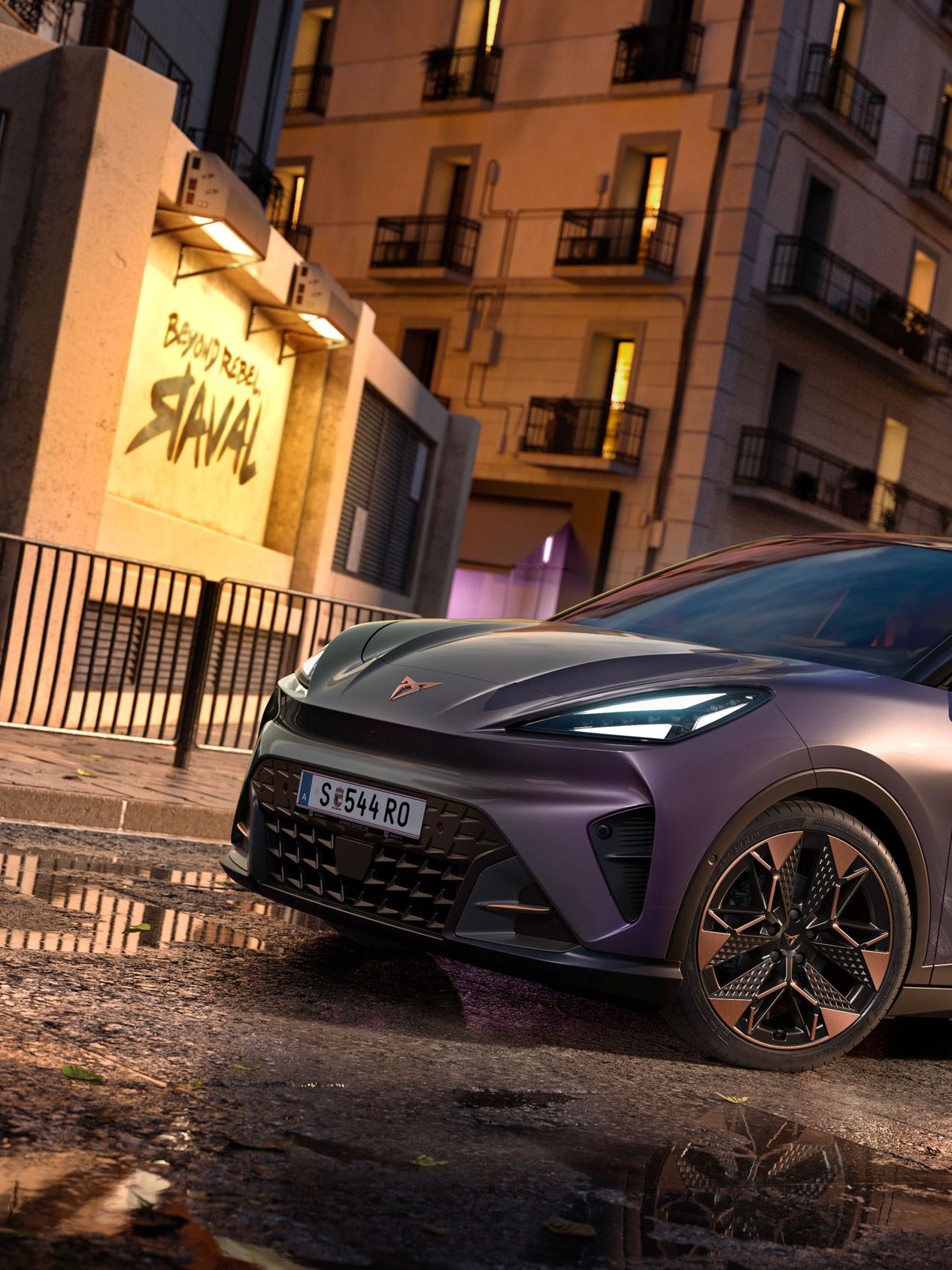 Plano aproximado do logótipo CUPRA, seguido de uma vista completa do CUPRA Raval VZ em cor plasma com jantes de 19 polegadas, estacionado num cenário urbano.