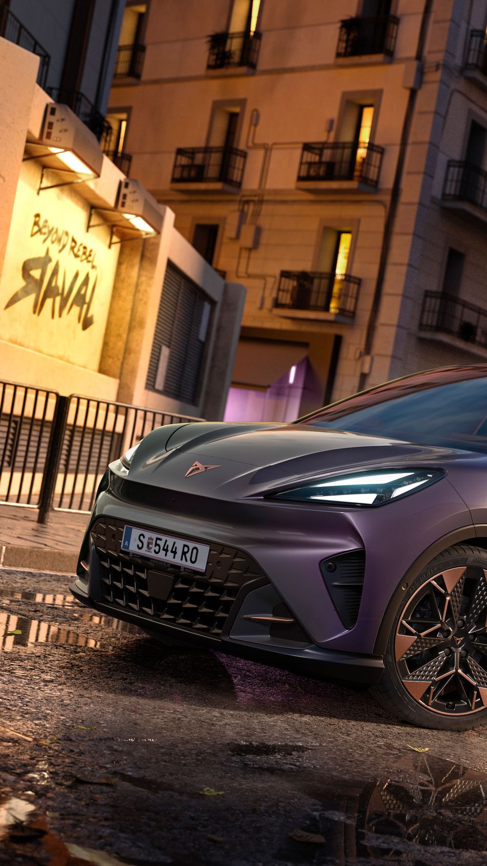 Plano aproximado do logótipo CUPRA, seguido de uma vista completa do CUPRA Raval VZ em cor plasma com jantes de 19 polegadas, estacionado num cenário urbano.