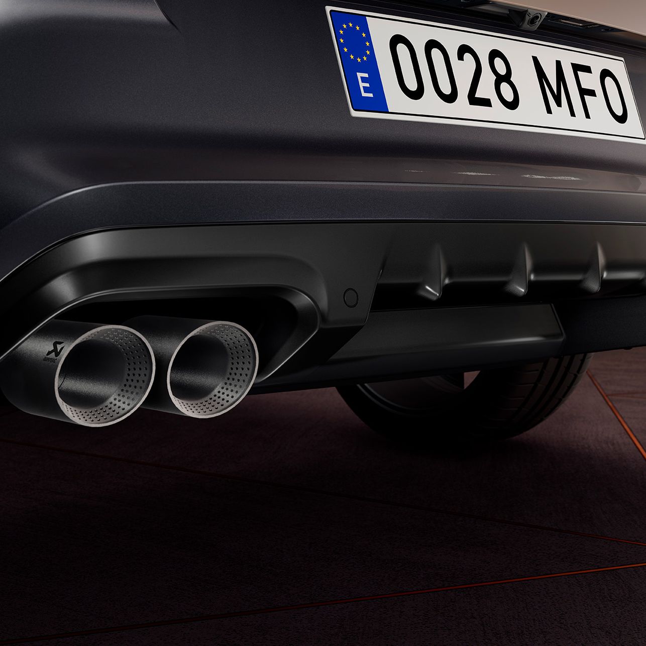 Vista de close up da traseira desportiva com escape desportivo do CUPRA Formentor