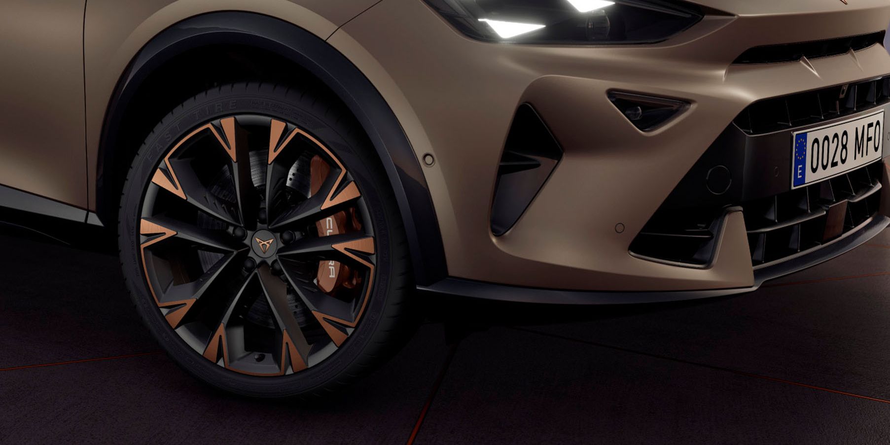 Exterior do CUPRA Formentor com jantes em cobre, travões Akebono, espelhos, pneus, faróis LED triangulares e logótipo CUPRA