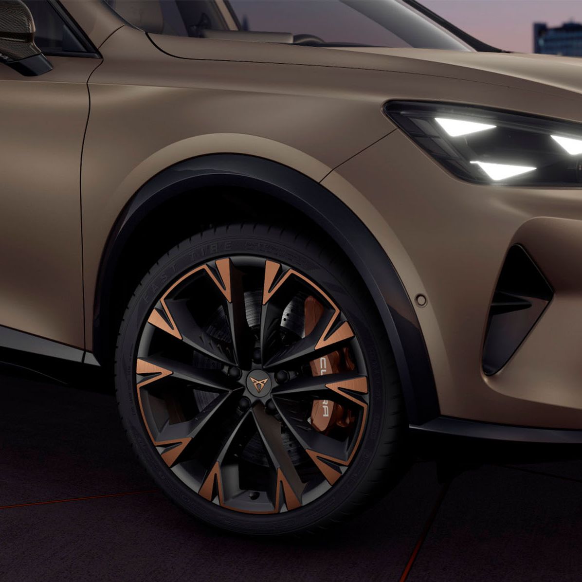 Exterior do CUPRA Formentor com jantes em cobre, travões Akebono, espelhos, pneus, faróis LED triangulares e logótipo CUPRA