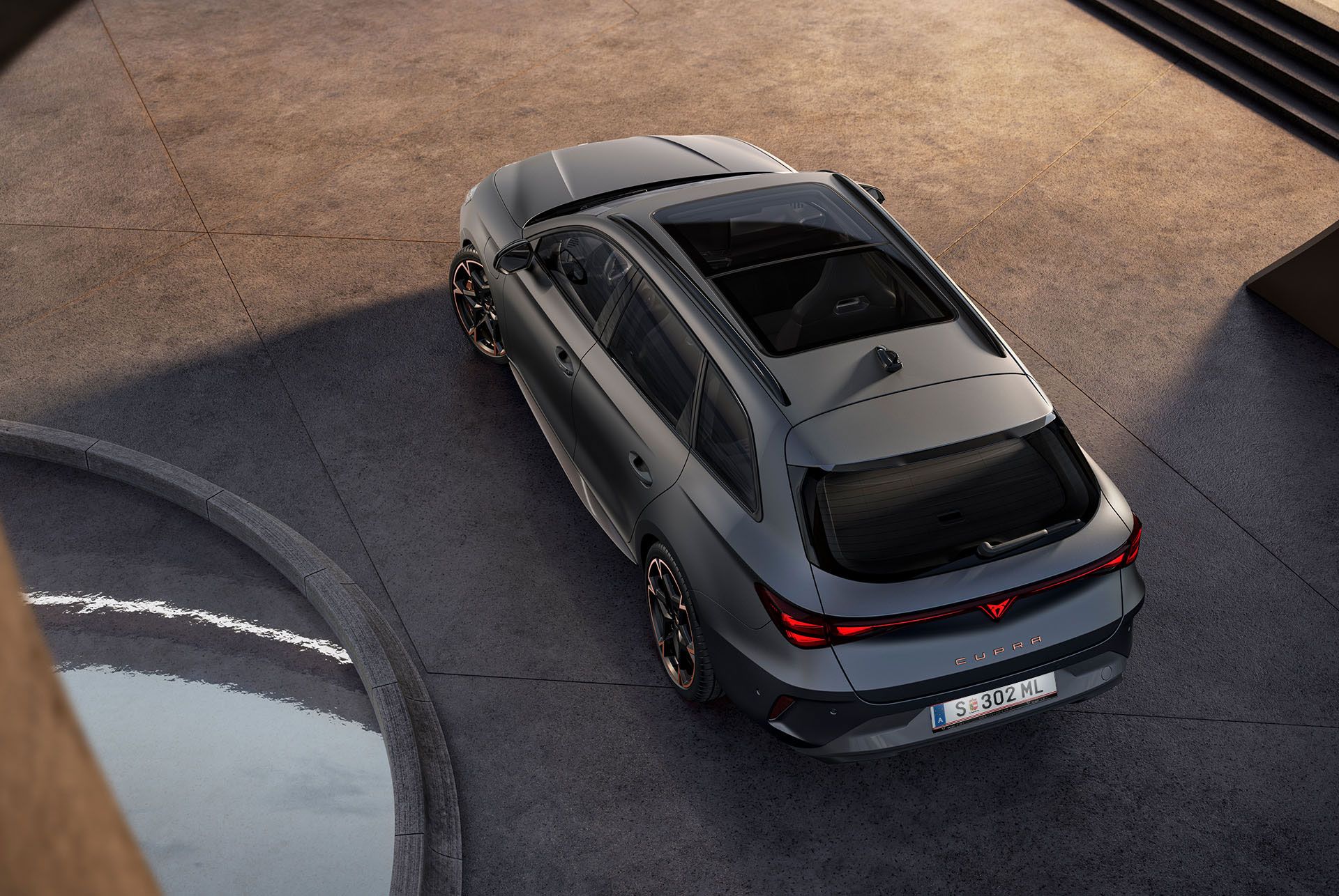 : novo cupra leon sportstourer 2025 tecnologia automóvel híbrida, estacionado em betão, eagle eye com teto de abrir panorâmico e porta traseira elétrica