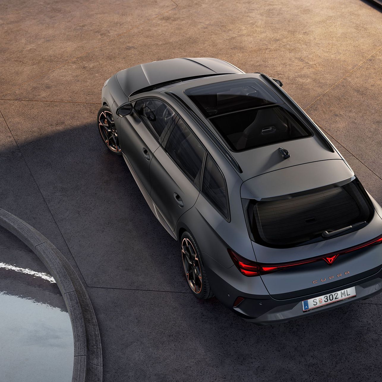 : novo cupra leon sportstourer 2025 tecnologia automóvel híbrida, estacionado em betão, eagle eye com teto de abrir panorâmico e porta traseira elétrica