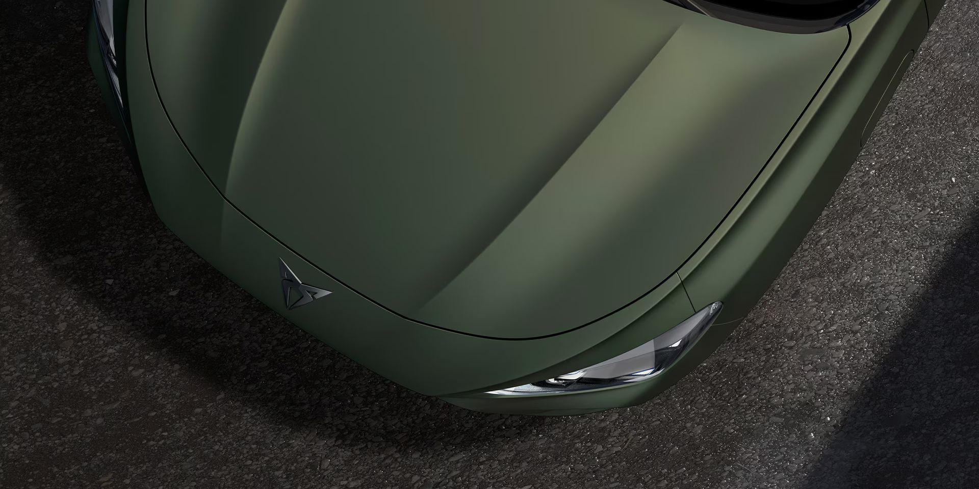 vista aérea do capot e faróis dianteiros do cupra terramar na cor verde manganese mate