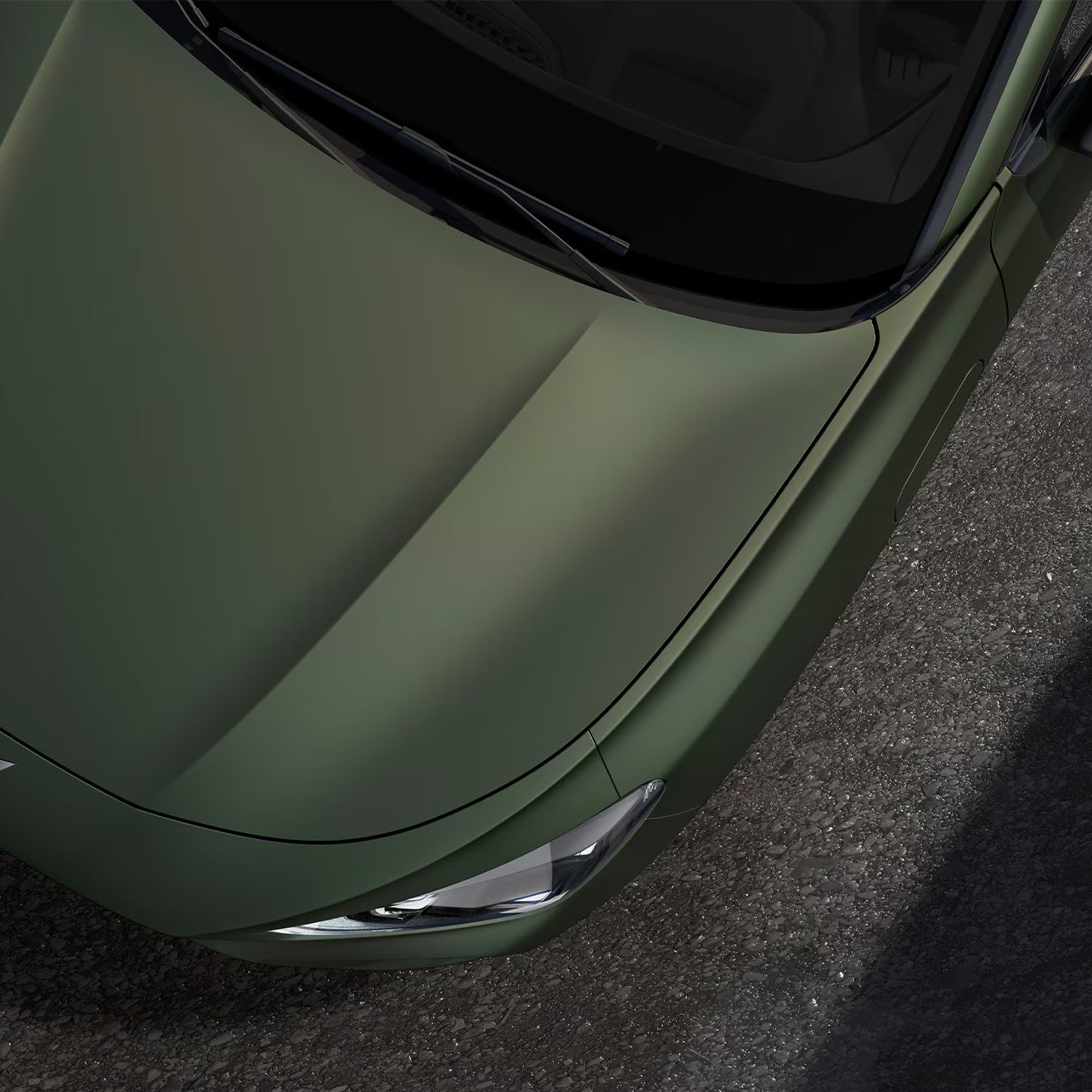 vista aérea do capot e faróis dianteiros do cupra terramar na cor verde manganese mate