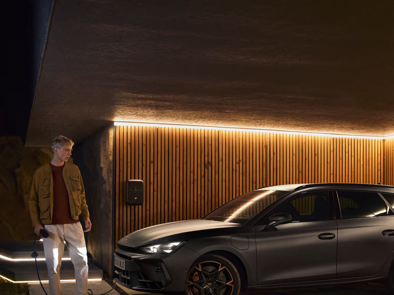 CUPRA Leon Sportstourer e-Hybrid para renting empresarial, em cinzento mate Tech, em garagem iluminada com painéis de madeira.