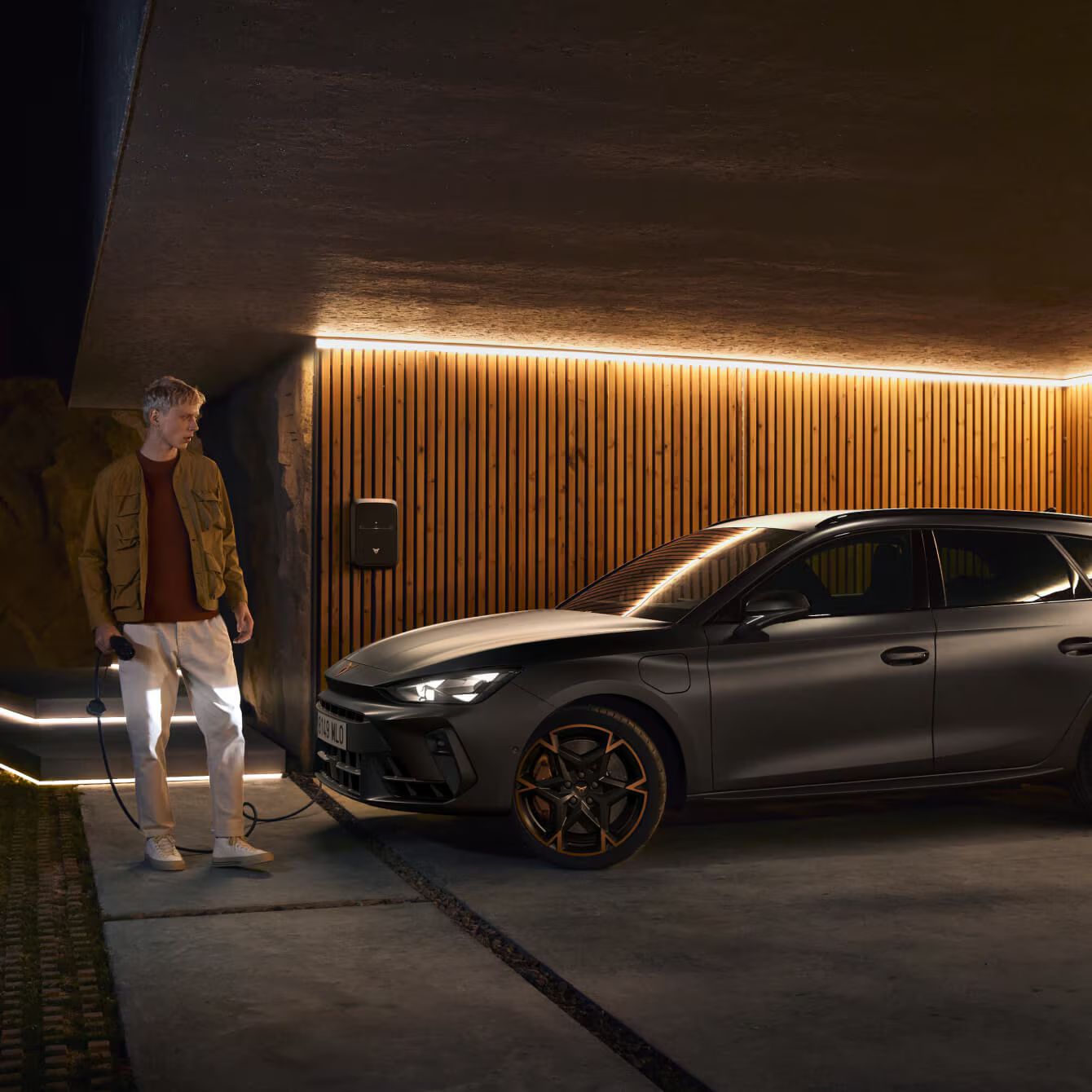 CUPRA Leon Sportstourer e-Hybrid para renting empresarial, em cinzento mate Tech, em garagem iluminada com painéis de madeira.