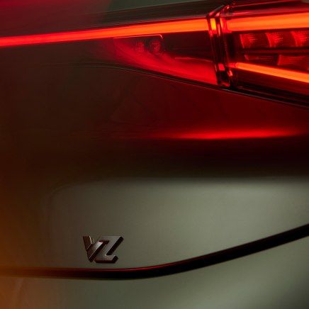 Design exterior do CUPRA Born VZ (H2) O design exterior do CUPRA Born VZ é reforçado com duas novas opções de cores. Exclusivamente para o CUPRA Born VZ, a cor especial Verde Dark Forest, à qual se junta também a opção Preto Midnight. A estética une-se à performance com a introdução de duas novas jantes de liga leve de 20 polegadas, com diferentes tecnologias como inserções de cobre 3D ou acabamento forjado, para realçar o seu espírito desportivo. Os pneus mais largos e de alto rendimento ajudam a transmitir a potência e o binário do CUPRA Born VZ à estrada através das rodas traseiras. O automóvel vem também equipado com jantes mais largas (8J20'') em vez da versão atual do CUPRA Born (7,5J19'' e 7,5J20''). A versão mais recente do veículo totalmente elétrico da marca diferencia-se pelo logótipo VZ em cromado escuro localizado na bagageira, assim como as letras CUPRA em cromado escuro.