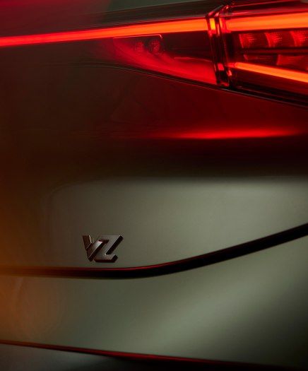 Design exterior do CUPRA Born VZ (H2) O design exterior do CUPRA Born VZ é reforçado com duas novas opções de cores. Exclusivamente para o CUPRA Born VZ, a cor especial Verde Dark Forest, à qual se junta também a opção Preto Midnight. A estética une-se à performance com a introdução de duas novas jantes de liga leve de 20 polegadas, com diferentes tecnologias como inserções de cobre 3D ou acabamento forjado, para realçar o seu espírito desportivo. Os pneus mais largos e de alto rendimento ajudam a transmitir a potência e o binário do CUPRA Born VZ à estrada através das rodas traseiras. O automóvel vem também equipado com jantes mais largas (8J20'') em vez da versão atual do CUPRA Born (7,5J19'' e 7,5J20''). A versão mais recente do veículo totalmente elétrico da marca diferencia-se pelo logótipo VZ em cromado escuro localizado na bagageira, assim como as letras CUPRA em cromado escuro.