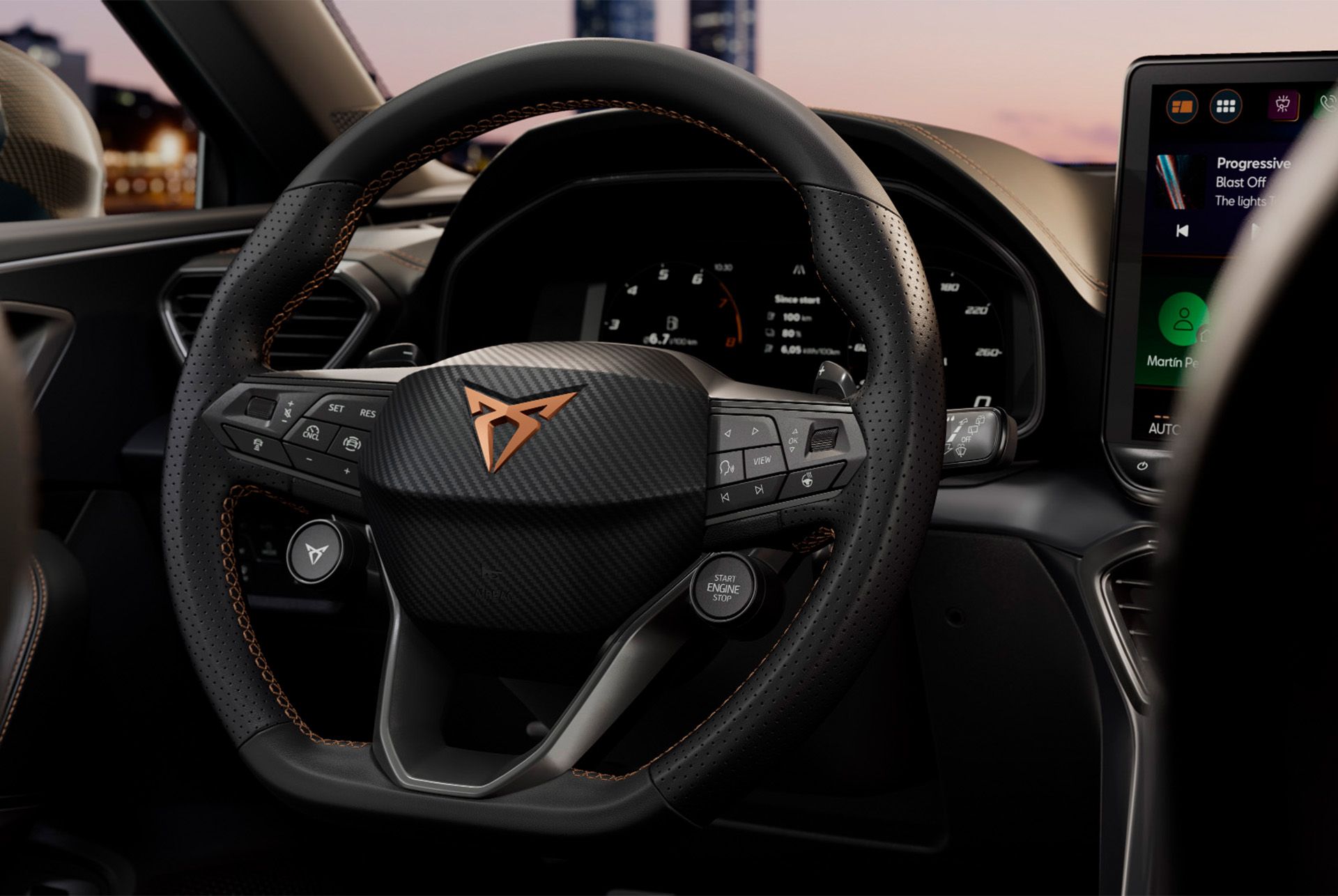 grande plano da tecnologia do novo cupra leon, volante com botões satélite, cockpit do automóvel, vista do banco do condutor, espelho retrovisor, sistema de informação e lazer, painel de instrumentos, painel de portas, logótipo cupra e janela