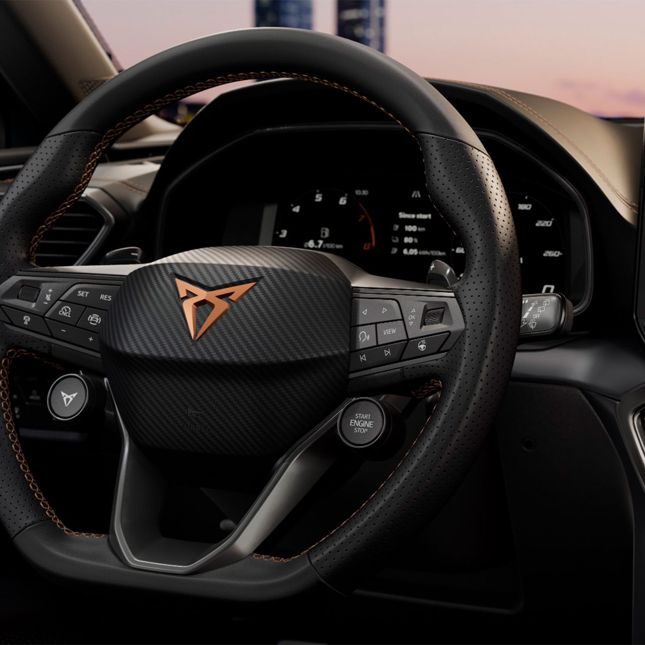 Grande plano do interior do novo CUPRA Leon 2025 visto do banco do condutor, com volante de botões satélite, cockpit digital, painel de instrumentos, sistema de infotainment, espelho retrovisor, painel das portas, logótipo CUPRA e janela 